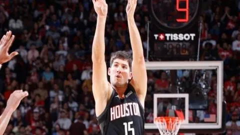 字母哥突破极限：19投12中斩获35分17板20助，NBA空前壮举！